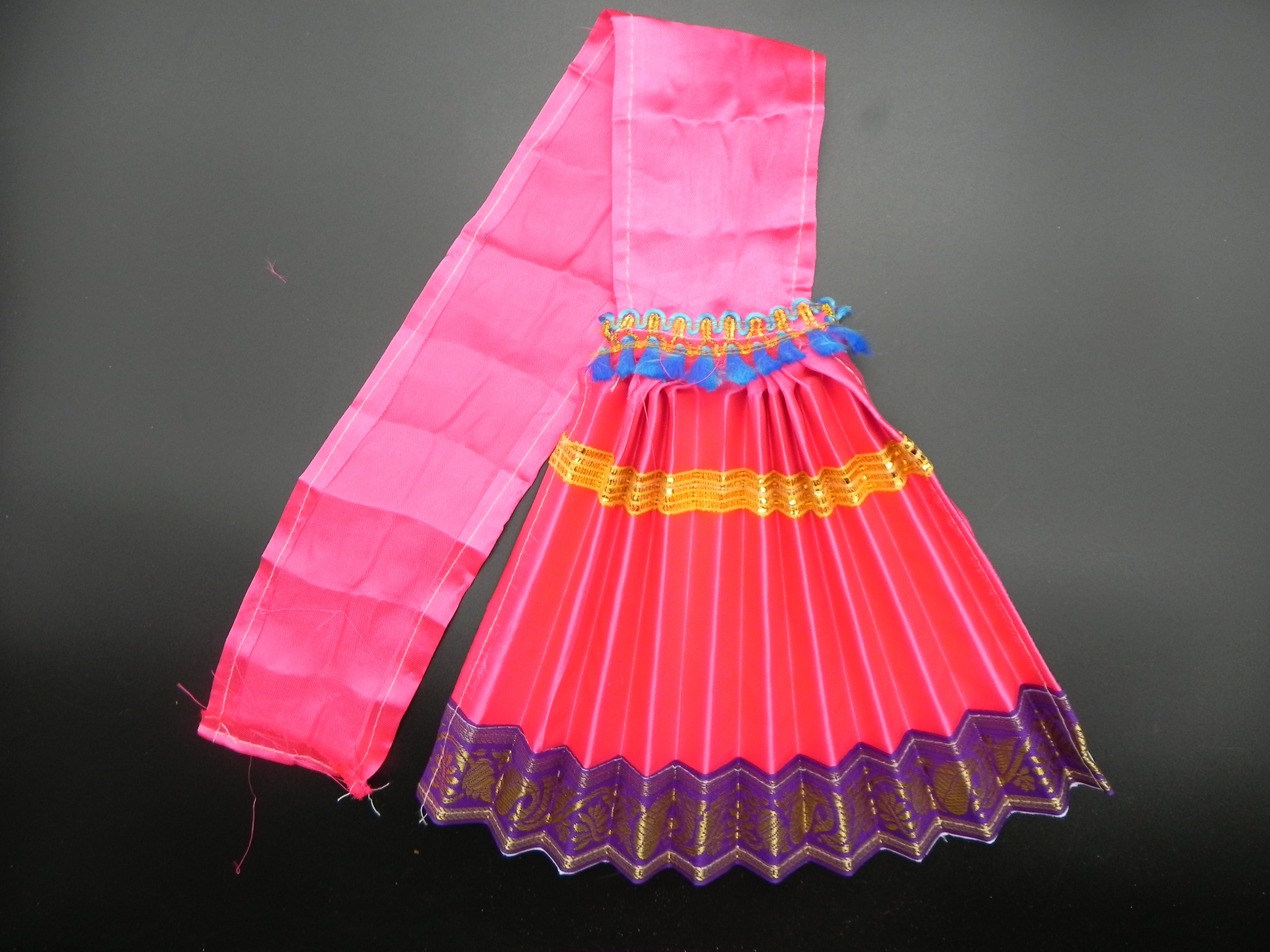 Sudhir Bhai Saree Wala - 𝐒𝐮𝐝𝐡𝐢𝐫 𝐁𝐡𝐚𝐢 𝐒𝐚𝐫𝐞𝐞 𝐖𝐚𝐥𝐚 ×  𝐏𝐚𝐫𝐮𝐥 𝐆𝐚𝐫𝐠 Featured here is a beautiful multipanelled lehenga skirt  based on pure raw silk. The outfit is rendered using kasab, marori,