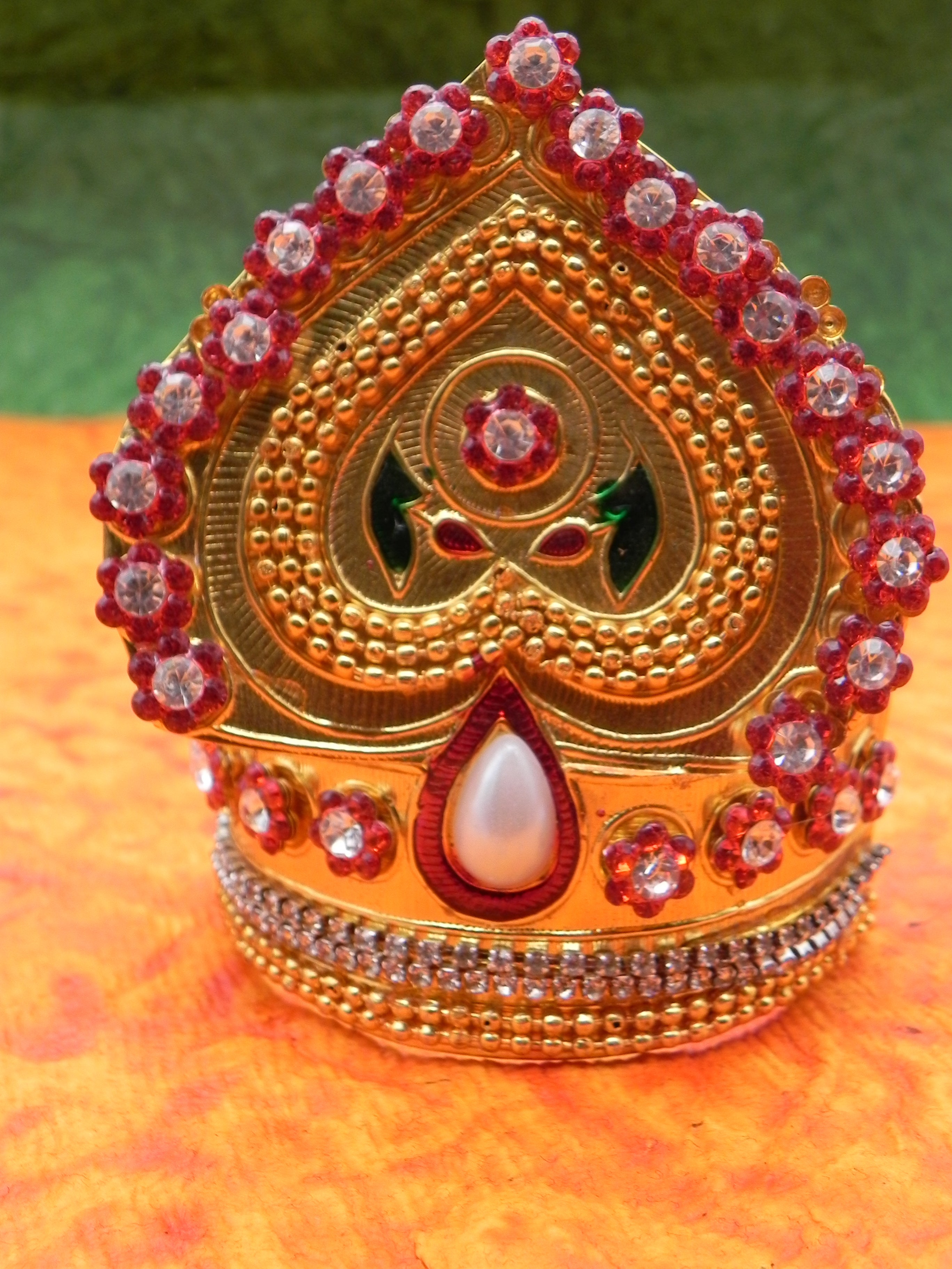 Mukut with stone