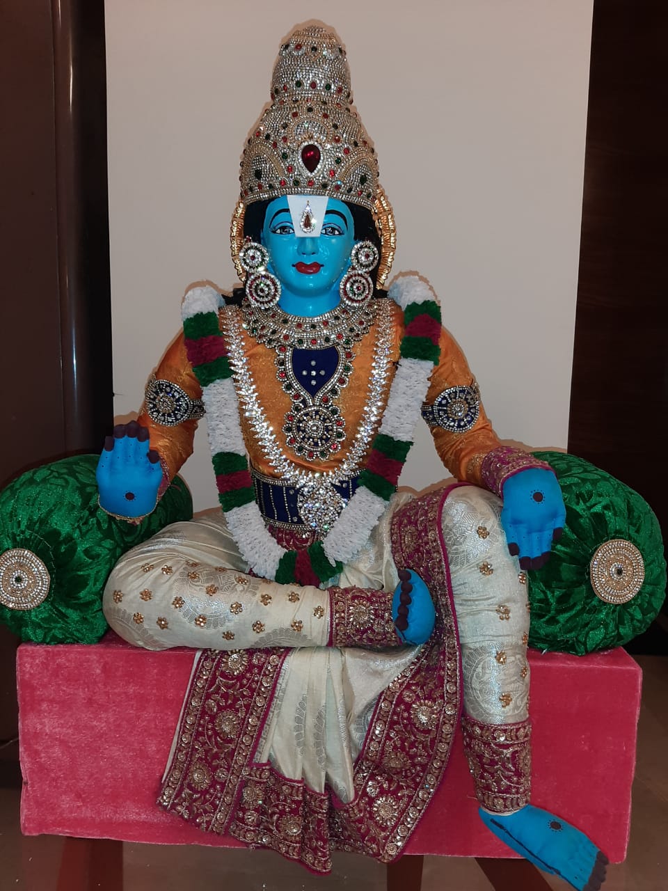 Lord Vishnu Idol with Sofa Set